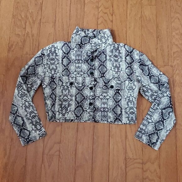 Shein Button down Cropped Shirt - Picture 2 of 9